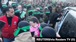 Imagine din momentul în care cele trei ostatice eliberate duminică au fost preluate de către Crucea Roșie. Ulterior au fost transferate către autoritățile israeliene și au ajuns în Israel.