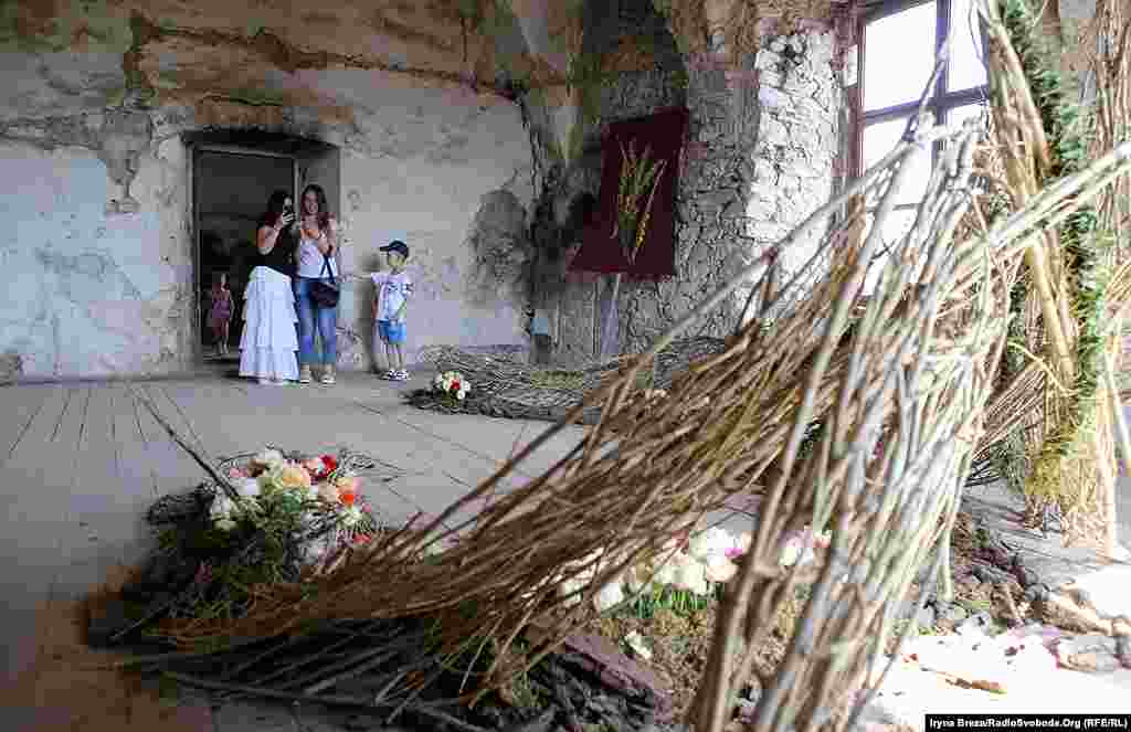 Напівзруйновані приміщення оживають завдяки квітам та людській увазі