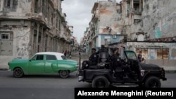 Кола на специалните части на Куба премирава през центъра на Хавана часове след протестите на 11 юли.