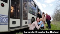 “Азовсталь” заводунан жайкын тургундарды алып чыккан автобустар.