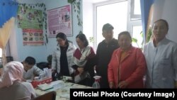 Алайда дарыгерлер айыл тургундарын текшерүүдө. 