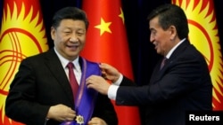 А в червні 2019-го Сооронбай Жеенбеков (п) нагородив лідера Китаю Сі Цзіньпіна (л) орденом «Манас» під час візиту останнього до Бішкеку