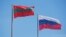 Flamuri i rajonit separatist të Moldavisë, Transnistri, dhe ai i Rusisë valëviten në qytetin Tiraspol.