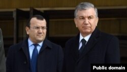Зайнилобиддин Низомиддинов (слева) с президентом Узбекистана Шавкатом Мирзиёевым