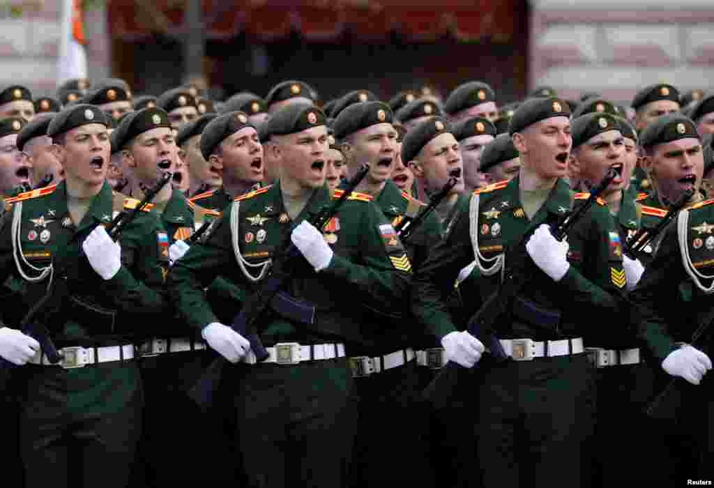 Katonai felvonulást tartanak a moszkvai Vörös téren a Szovjetunió második világháborús győzelmének 77. évfordulóján