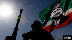 На аудіо жіночий голос говорить чеченською про необхідність «термінового заповнення анкети на чоловіків, які не працюють, віком від 21 до 49 років»