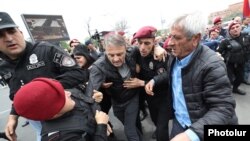 Полицейские пытаются задержать Валерия Осипяна (в центре), Ереван, 6 мая 2022 г.