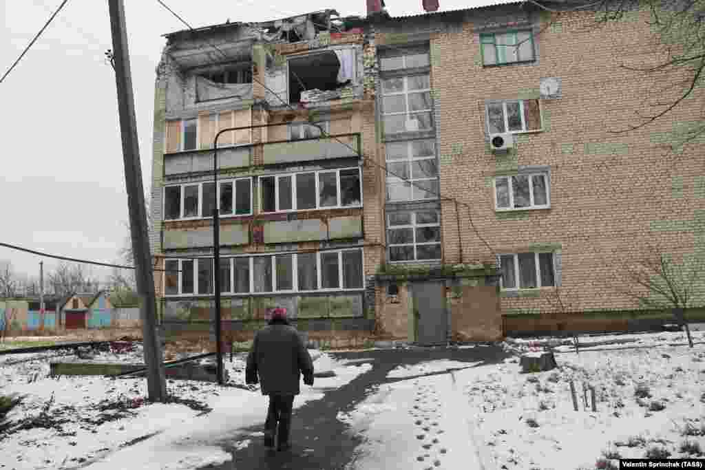 Оштетена станбена зграда во Јасинувата, град под контрола на сепаратистите во украинскиот регион Доњецк