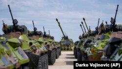 Војници на српската армија за време на воена вежба, во воздухопловната база Батајница во близина на Белград, Србија, 20 септември 2024 година
