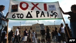 Demonstranti ispred grčkog parlamenta sa banerom na kojem piše "Ne četvrtom rajhu", 9. oktobar 2012.