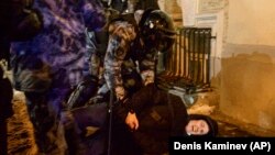 Lecsaptak a tüntetőkre a rendőrök Navalnij ítélete után