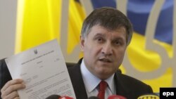 Украинанын ички иштер министринин милдетин аткаруучу Арсен Аваков (Arsen Avakov) Киевдеги маалымат жыйынында. 26.2.2014.