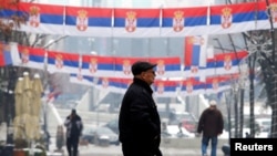 Një burrë shihet duke ecur në sheshin kryesor në Mitrovicë të Veriut.
