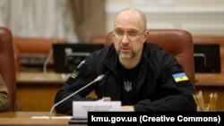 За словами Дениса Шмигаля, виїхати за кордон для переговорів, для лікування, для догляду за неповнолітніми дітьми – можна, а на відпочинок – ні