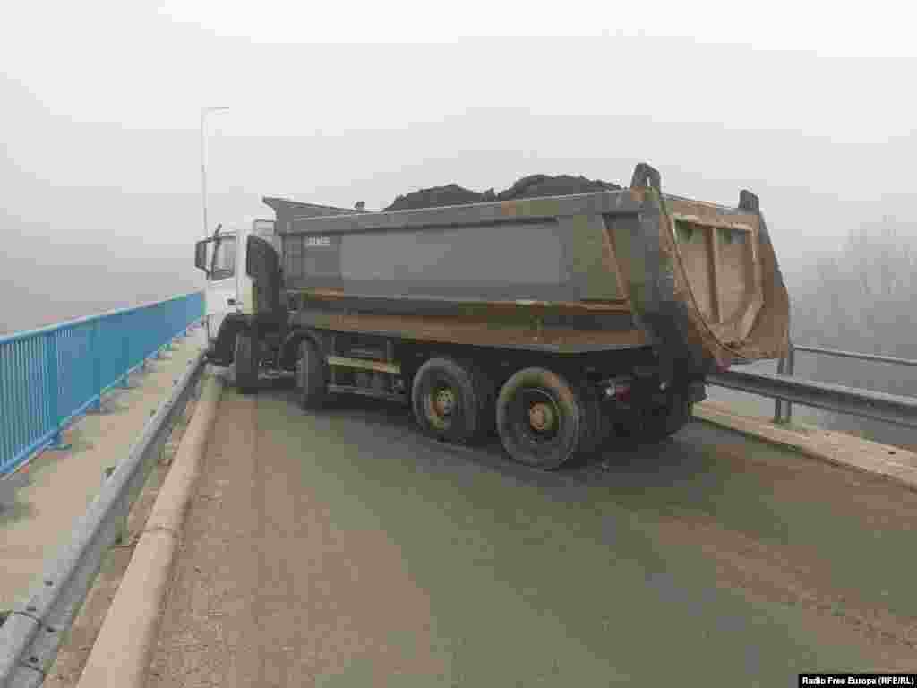 Me vendosjen e barrikadës në Shkëmbim e Dudës (Dudin krsh) pamundësohet lëvizja nga Mitrovica e Jugut drejt Zveçanit, një nga katër komunat në veri, të banuara me shumicë serbe.&nbsp;