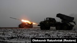  Украинские военные ведут огонь из реактивной системы залпового огня БМ-21 «Град» по российским позициям на передовой вблизи Бахмута в Донецкой области, 15 января 2023 года.