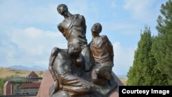 “Ата-Бейит” мемориалдык комплексиндеги 1937-1938-жылдары сталиндик репрессиянын курмандыктарына арналган эстелик.