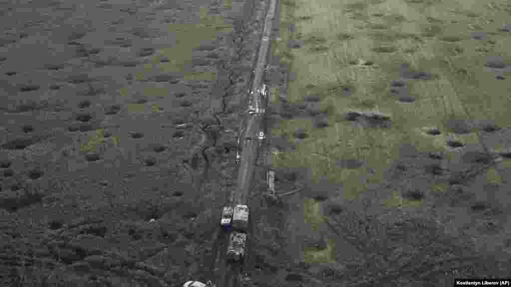 Кратери от снаряди около път край украинския източен град Изюм през септември.