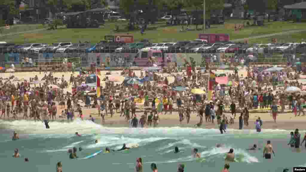 Victoriában a hőmérséklet éjszakára sem csökkent 26 Celsius-fok alá, amire az elmúlt négy évben nem volt példa.&nbsp;Új-Dél-Wales nagy részén 35 és 40 Celsius-fok közötti maximumok várhatók az előrejelzések szerint. A strandok megteltek, tömegek próbálnak enyhülést találni a hőhullámban