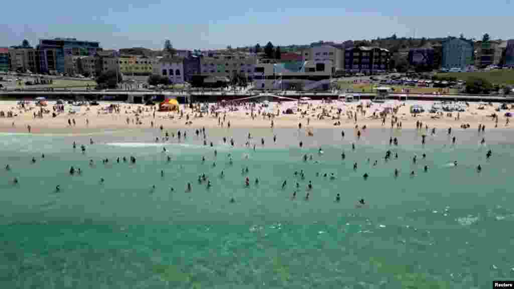 A hőségriasztással együtt a tűzveszélyre és az egészségügyi kockázatokra is figyelmeztettek a hatóságok.&nbsp;Victoria államban a rendkívüli hőség minden más természeti katasztrófánál több ember halálát okozza évről évre &ndash; írja a The Guardian