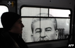 Portret sovjetskog diktatora Josifa Staljina na prozoru minibusa tokom 70. godišnjice Staljingradske bitke.