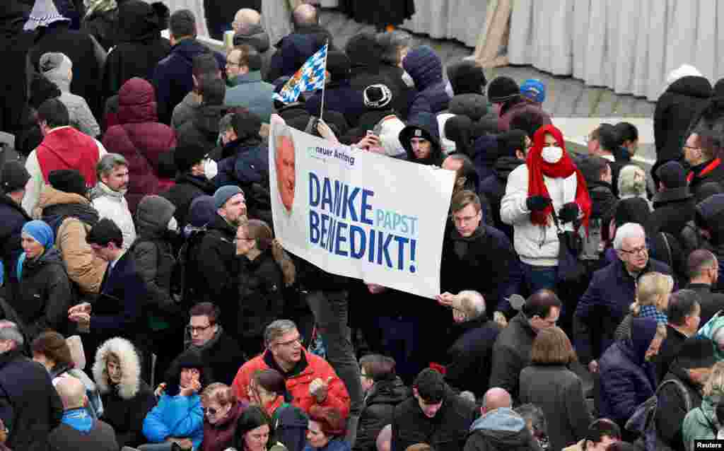 Vernici drže plakat na kojem piše &quot;Hvala, papa Benedikt!&quot; tokom sahrane na Trgu Svetog Petra u Vatikanu 5. januara
