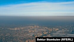 Ыш каптаган Бишкектин бийиктиктен көрүнүшү.