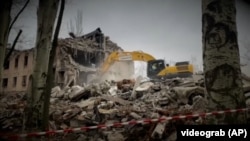 На будівництві в Маріуполі працює західна техніка, стверджує Андрющенко