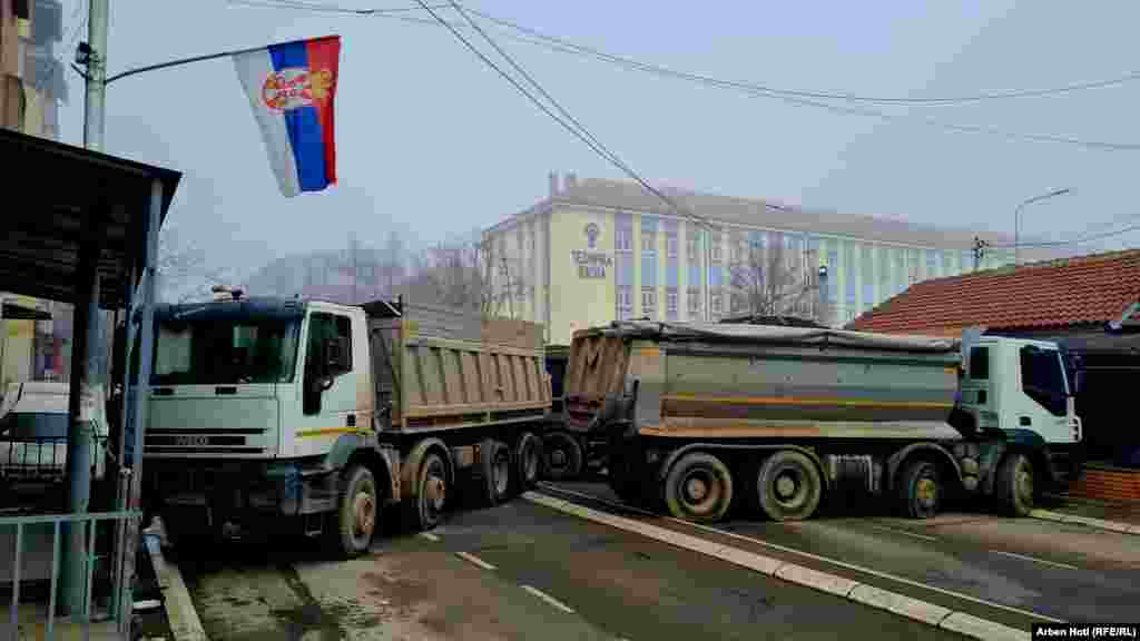 Barrikada e vendosur afër Shkollës Teknike.&nbsp;