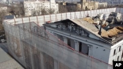 Окупанти перебудовують драмтеатр в Маріуполі