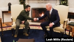 Predsednici Ukrajine i SAD, Vladimir Zelenski i Džo Bajden, rukuju se na sastanku u Beloj kući, Vašington, 21. decembar 2022.