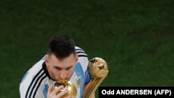 Lionel Mesi ljubi trofej Svetskog prvenstva nakon što je osvojio nagradu za najboljeg igrača u Kataru