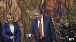 Мая Манолова (вляво), Георги Първанов и Светлана Шаренкова малко преди началото на кръглата маса във вторник.