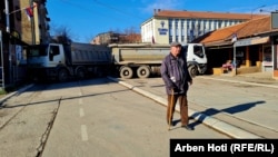 Një qytetar që largohet nga pjesa ku është e vendosur barrikada në Lagjën e Boshnjakëve në Mitrovicë.