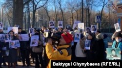 "Кемпир-Абад иши" боюнча камакта отургандардын жакындарынын акциясы. Декабрь, 2022-жыл. 