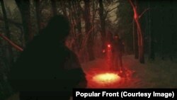 Моментът, в който Ханрахан се среща с двамата "партизани".