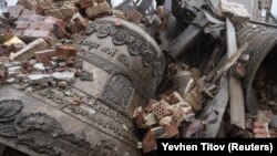 Clopote în ruina unei biserici ortodoxe distruse de bombardamentele rusești, în satul Bohorodicne din regiunea Donețk, Ucraina, 8 decembrie