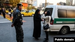 Egy nőt állítanak meg az erkölcsrendőrök Iránban