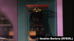 Një xhubletë e ekspozuar në Muzeun Kombëtar të Kosovës. Kjo veshje shqiptare, e vjetër 4 mijë vjet, tashmë është nën mbrojtjen e UNESCO-s. 