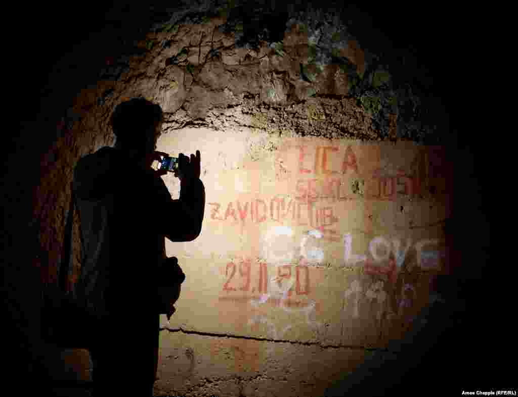 Graffiti din 1980 în interiorul unuia dintre porturile subterane. &bdquo;Au început să pună la punct aceste [baze secrete] în anii 1950. Era o parte a strategiei navale a fostei Iugoslavii&quot;, a declarat Jovanovic.