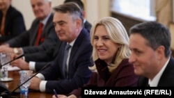 Članovi Predsjedništva BiH Denis Bećirović (prvi zdesna), Željka Cvijanović i Željko Komšić formalno predlažu budžet BiH Parlamentarnoj skupštini.