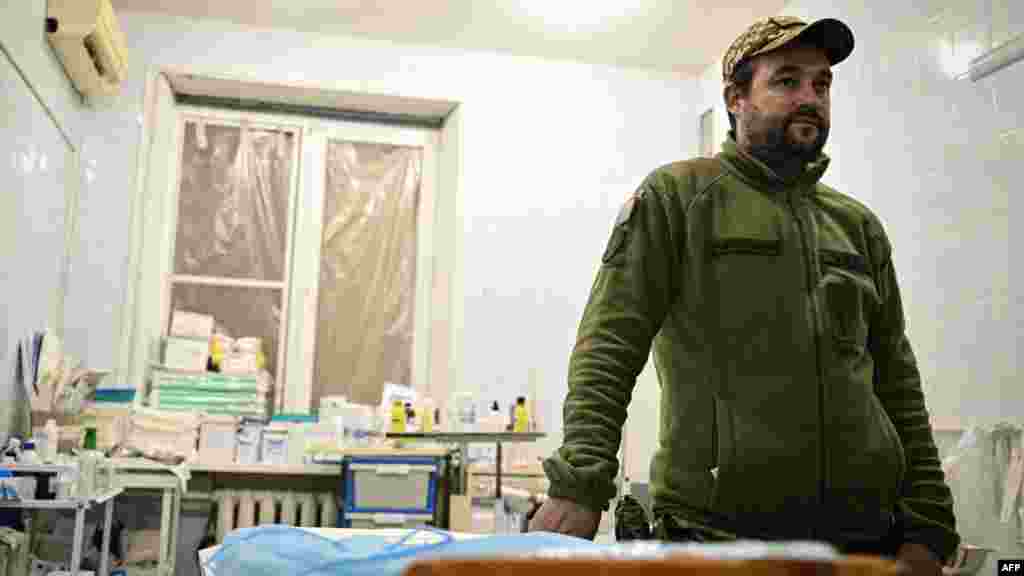 A 66-os önálló gépesített hadosztály főorvosa, Olekszij Nazarisin hadnagy is részt vesz az ellátásban