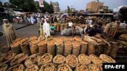 Пакистандын Пешавар шаарындагы сатуучулар. 2-январь, 2023-жыл.