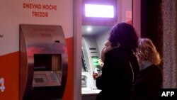 Klijenti podižu gotovinu u središtu Zagreba 30. prosinca 2022., uoči 1. siječnja 2023. kada euro postaje službena valuta u Hrvatskoj