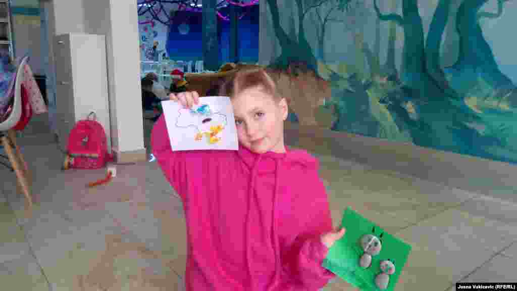 Anine čestitke imaju boje Ukrajine i kamenčiće sa crnogorske obale. Osim plišane igračke za Novu godinu, ima još jednu želju: &quot;Da u Ukrajini bude sreća do kraja svijeta&quot;. &nbsp; &nbsp;