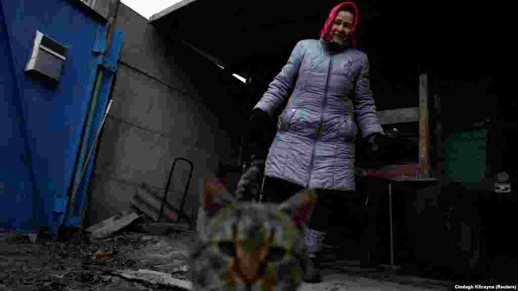 Macskájával próbálja túlélni a háborút