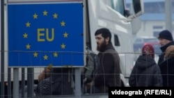 Группа чеченских беженцев ожидает перехода через границу Хорватии. Иллюстративное фото