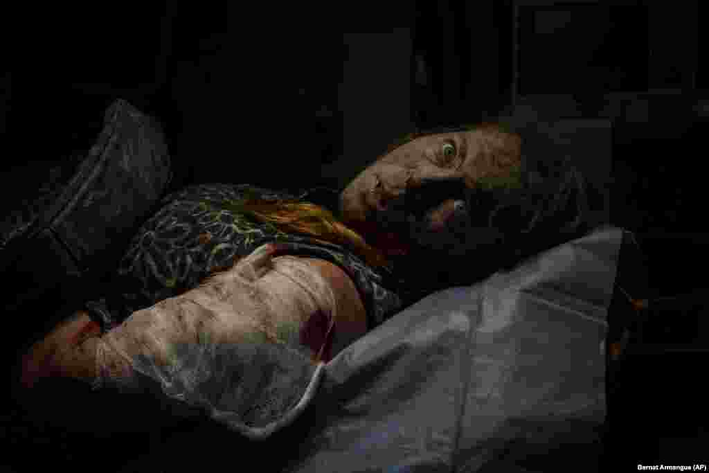 O femeie rănită într-un atac rusesc pe o targă în ambulanță, înainte de a fi transportată la un spital din Herson.