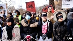 Tüntetés New Yorkban az iráni kivégzések ellen az iráni diplomácia irodája előtt 2022. december 17-én