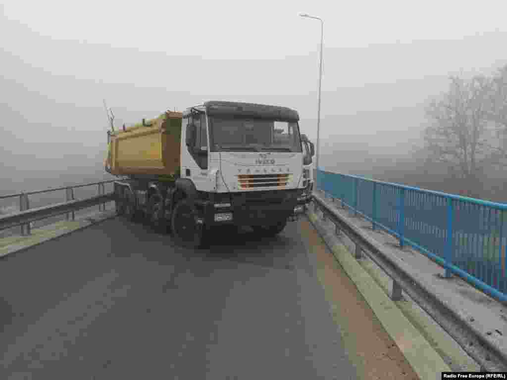 Barrikada e vendosur te vendi i quajtur Shkëmbi i Dudës (Dudin krsh). Kjo barrikadë ësthë vendosur në urën që lidh Mitrovicën e Veriut me rrugën kryesore Prishtinë - Rashkë.&nbsp; 